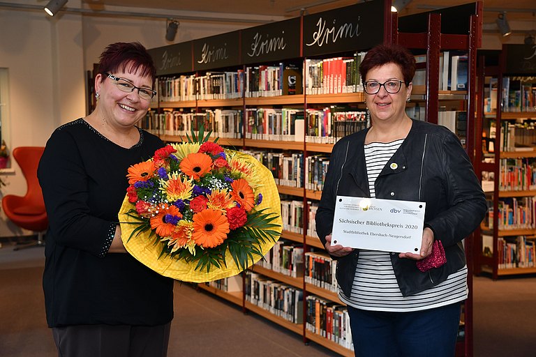 Katja Hieke, Leiterin der Stadtbibliothek, und Bürgermeiterin Verena Hergenröder freuen sich über den erhaltenen Bibliothekspreis 2020. Foto: Anja Schneider